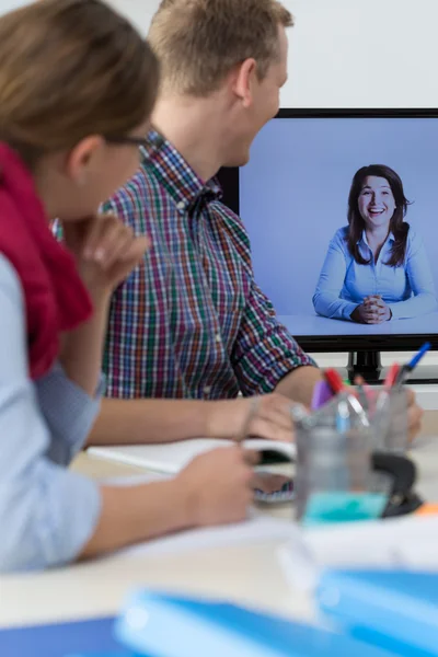 Virtuele gesprek in het kantoor — Stockfoto