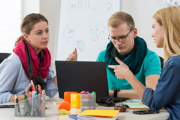 Unga konstnärer i office — Stockfoto