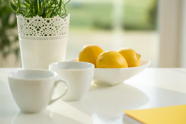 Lemons and coffee cups — Stock Photo, Image