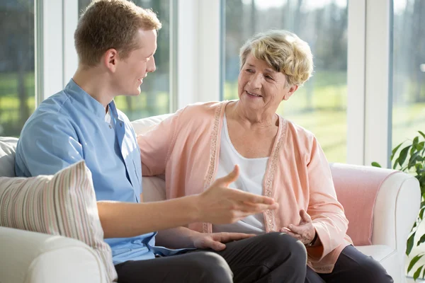 Verpleger en senior vrouw — Stockfoto