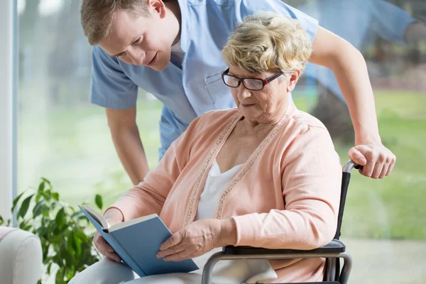 Handicapped woman reading book — Stock Photo, Image