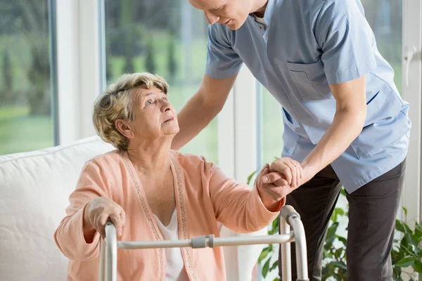 Behinderte Frau benützt Rollator — Stockfoto