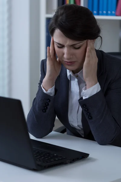 Bolest hlavy při práci — Stock fotografie