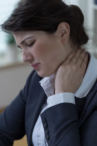 Trabajador de oficina con dolor de cuello — Foto de Stock