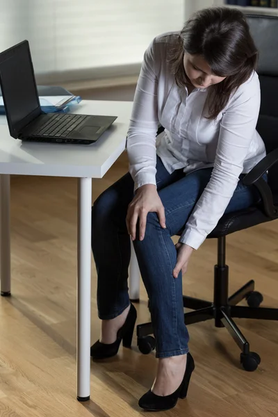 Mulher de negócios com inchaço nas pernas — Fotografia de Stock