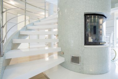 Pahalı evin içinde tasarlanmış şömine