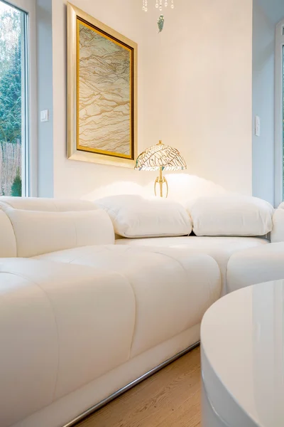 Pohodlné bílé pohovce uvnitř krystalu interiér — Stock fotografie