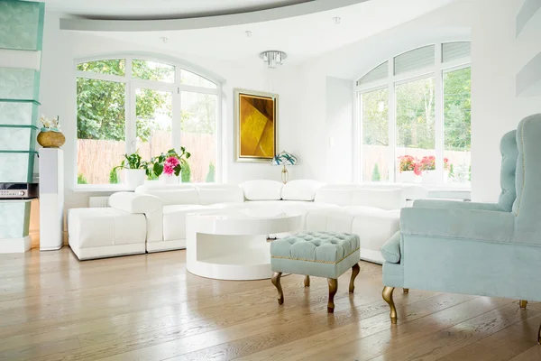 Вид на элегантный интерьер внутри дорогого дома — стоковое фото