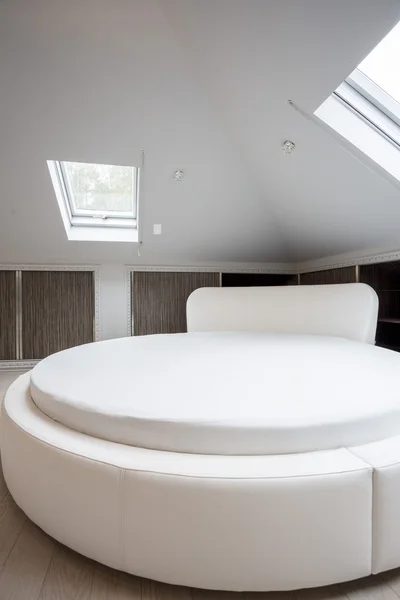 Круглая просторная кровать в спроектированном доме — стоковое фото