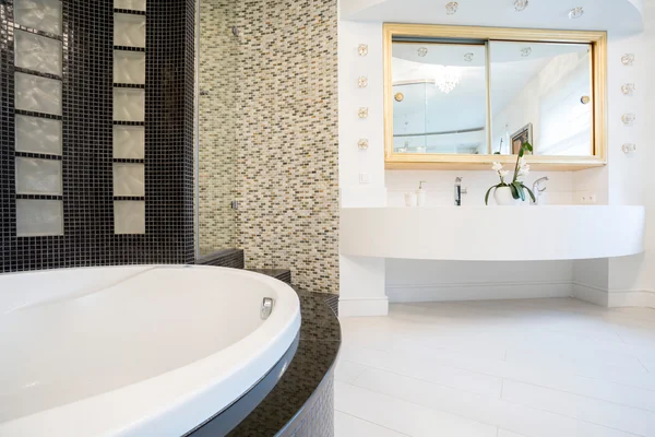 Designed bathroom in expensive residence — Stock Photo, Image