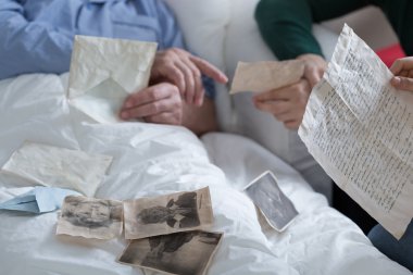 Eski Fotoğraflara Bakma