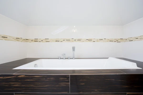 Square bathtub inside bright bathroom — Stock Photo, Image