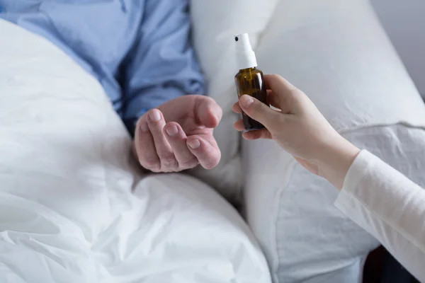 Hija dando a su padre medicina —  Fotos de Stock