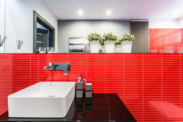 Раковина для ванної в червоному — стокове фото