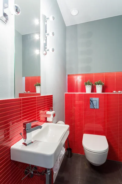 Banheiro pequeno e elegante — Fotografia de Stock