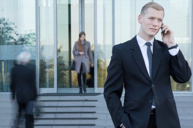 İş adamı telefonda konuşuyor.