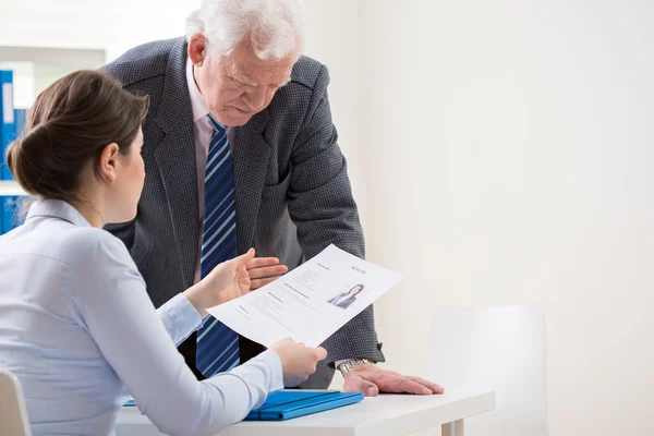 Chefe conversando com candidato a emprego — Fotografia de Stock