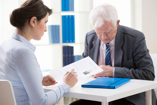 Gesprek met senior kandidaat — Stockfoto