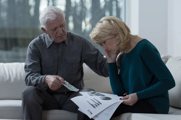 Zurückgetretene Frau analysiert unbezahlte Rechnungen — Stockfoto