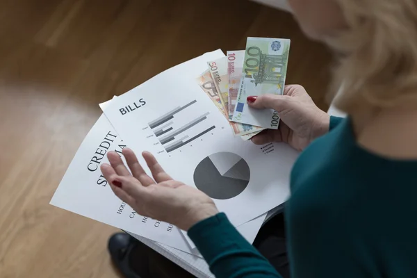 Woman paying off the loan — Stock Photo, Image