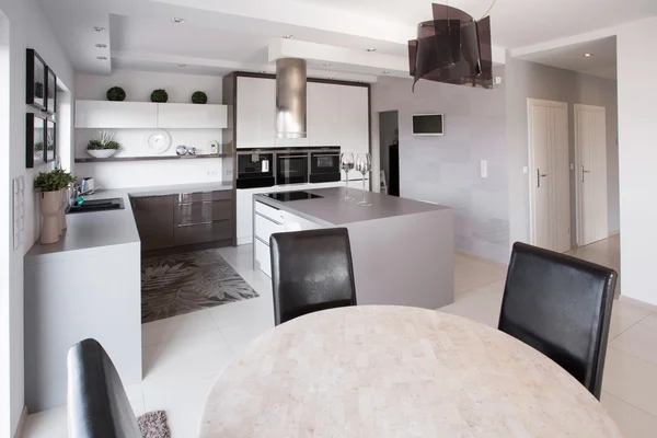 Mobília moderna na cozinha projetada — Fotografia de Stock