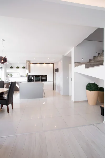 Brillante interior en apartamento moderno — Foto de Stock