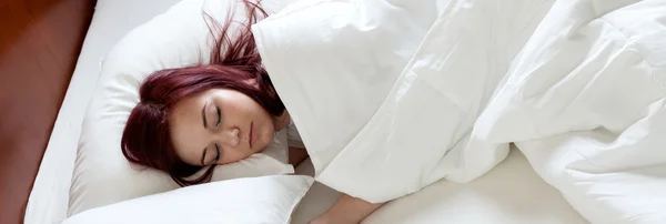 Mujer soltera en cama grande —  Fotos de Stock