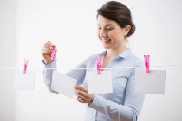 Mulher feliz com cartões de aviso prévio — Fotografia de Stock