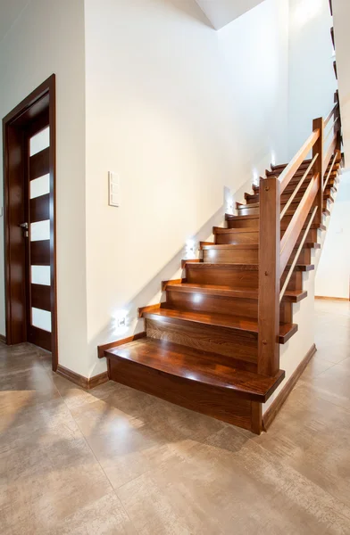 Escalier en bois dans la maison moderne — Photo