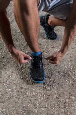 Koşucu koşu için hazırlar