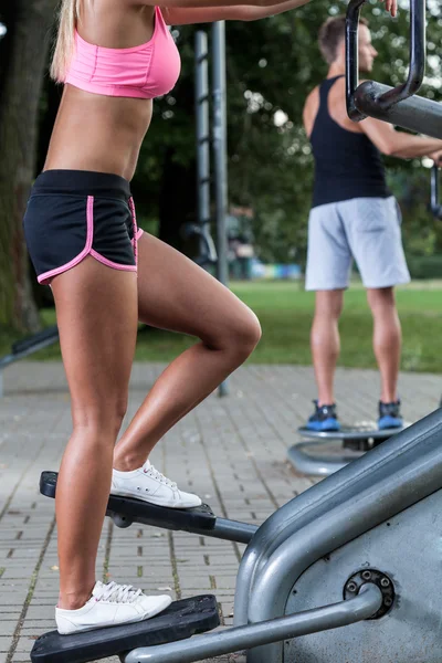 Sportler an Trainingsgeräten — Stockfoto