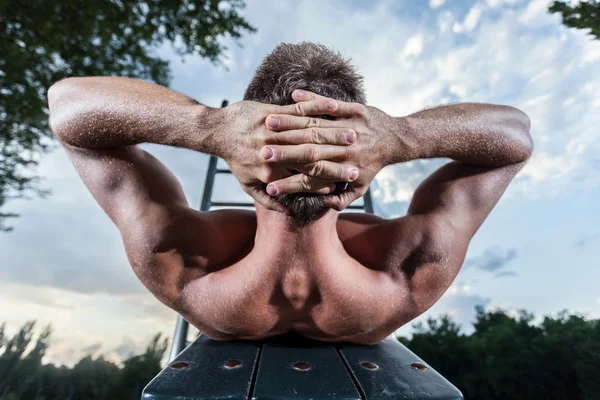 Спортсмен тренирует мышцы живота — стоковое фото