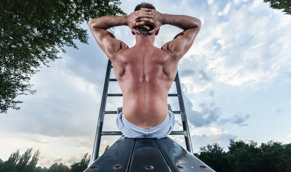 Back view of a man exercising on bench — Stock Photo, Image