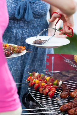 Akşam yemeği Barbekü partisi üzerinde hizmet veren kadın