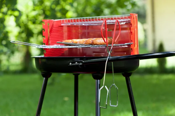 Würstchen auf Holzkohlegrill — Stockfoto