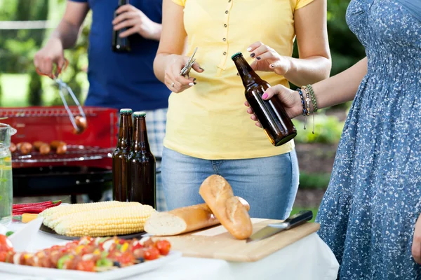 Friends making garden party — Stock Photo, Image