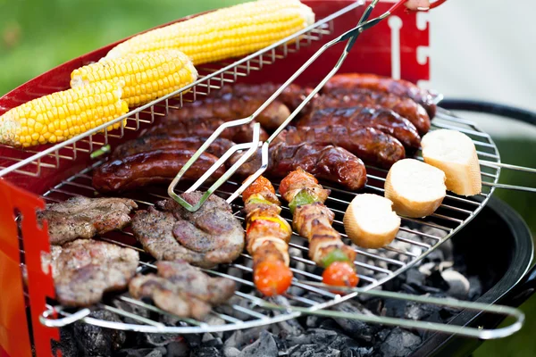 Parrilla llena de deliciosa comida — Foto de Stock