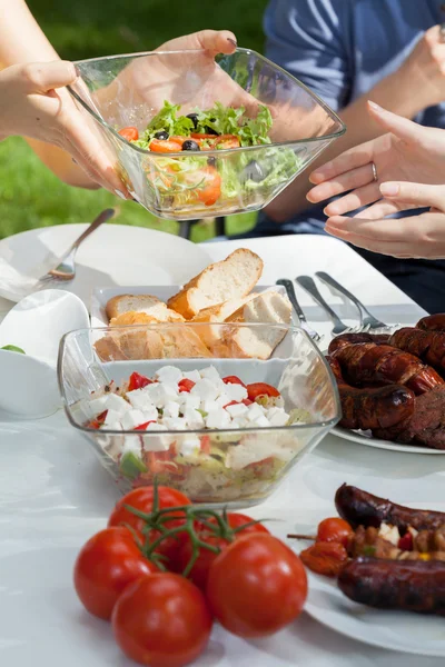 Heerlijke salades op grill party — Stockfoto