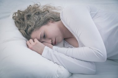 Kız ve üzücü düşünceleri