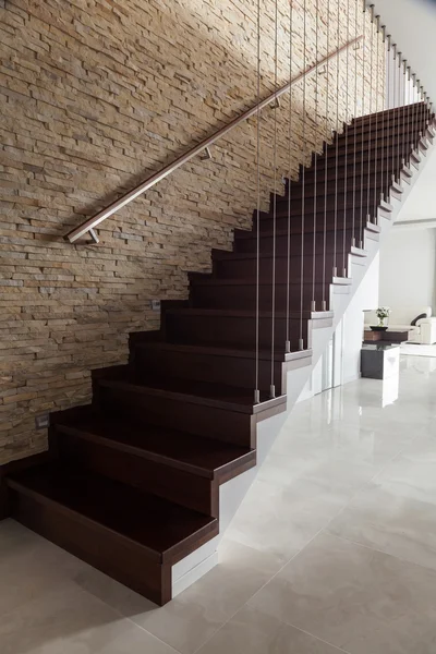 Pared de ladrillo y escaleras de madera — Foto de Stock