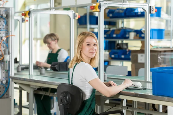 Mujer trabajando en línea de producción — Foto de Stock