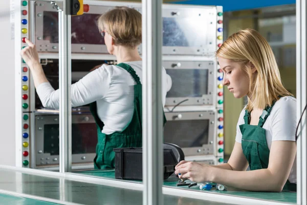 Female engineers working in factory — Stock Photo, Image