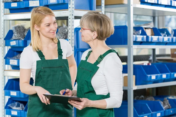 Mamá e hija trabajando juntas — Foto de Stock