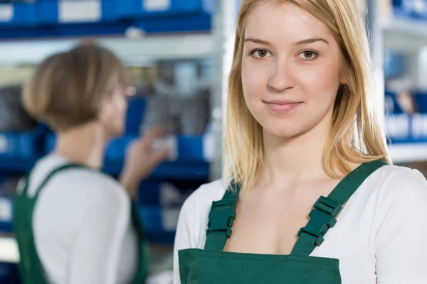 Beleza mulher trabalhador de fabricação — Fotografia de Stock