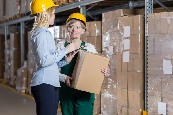 Manager controlling plant worker — Stock Photo, Image