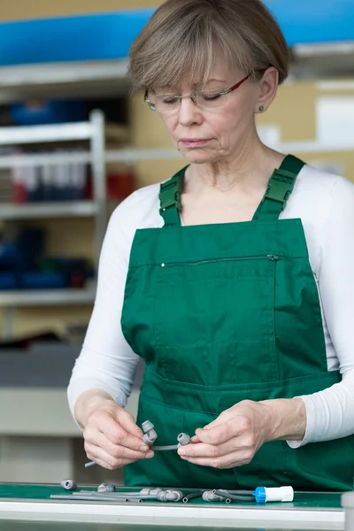 Werknemer op de productielijn — Stockfoto