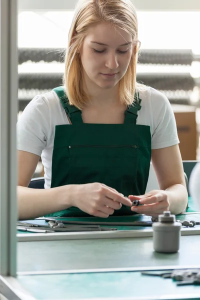 Attraktiv kvinnlig linje arbetare — Stockfoto