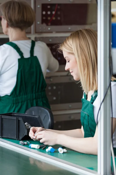 Jovem mulher trabalhando na fábrica — Fotografia de Stock