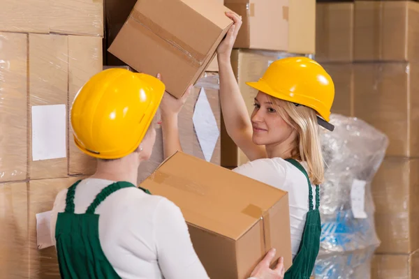 Femmes travaillant dans un entrepôt — Photo