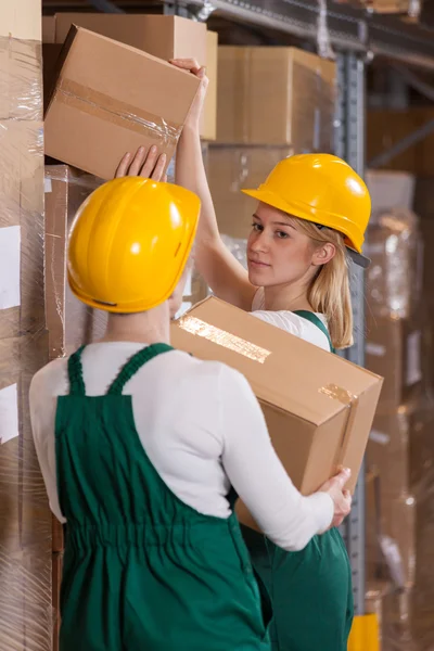 Trabajadoras de almacenamiento en almacén — Foto de Stock